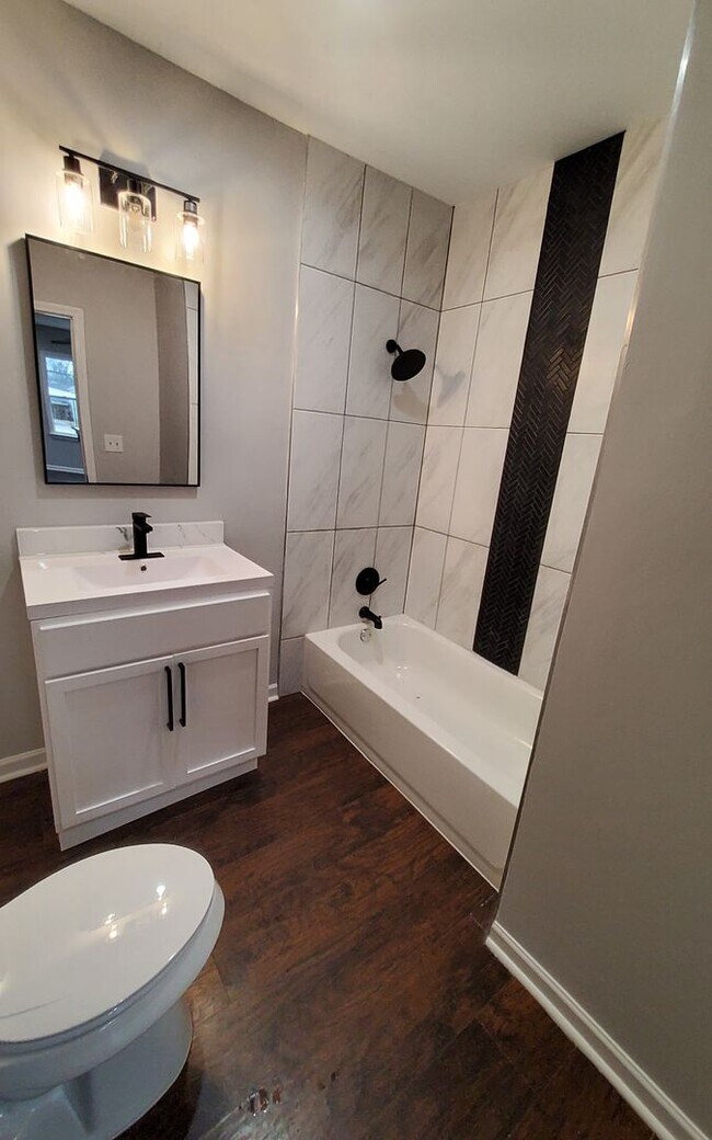 Building Photo - Newly Renovated with Luxury Features