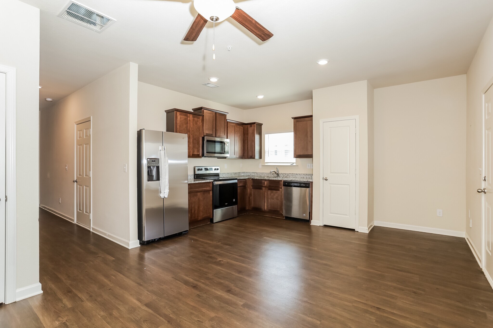 Building Photo - 402 Highwood Ln