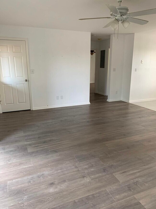 Building Photo - 121 S Oak St