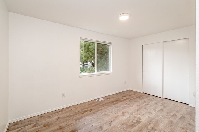 Building Photo - Modern Comfort in Silver Lake | 3-Bed, 2.5...