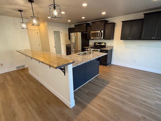 Building Photo - 15083 Gallant Dr