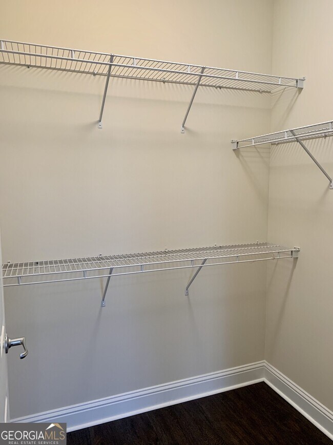 Building Photo - 5460 Glenridge View NE