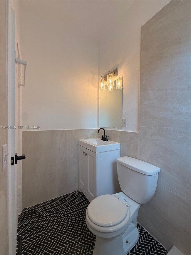 Building Photo - 12906 NE 6th Ave