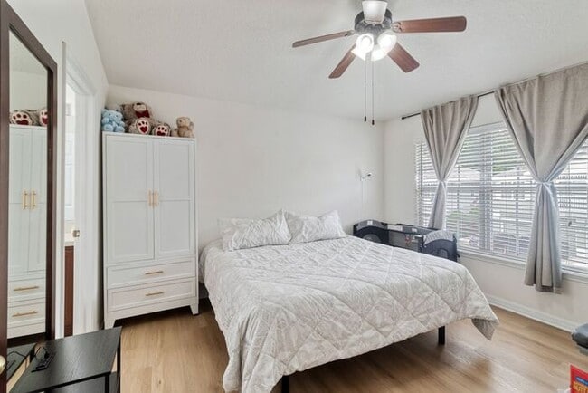Building Photo - Charming 2 Bedroom/2 Bathroom Wesley Chape...