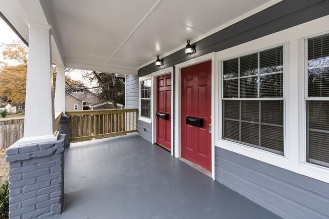 Building Photo - Recently Updated 1BA/1BA Duplex Home with ...