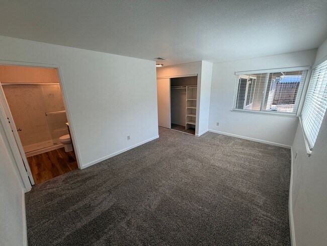 Building Photo - 4 Bed / 2 Bath | Rosemont Single Family Home Available