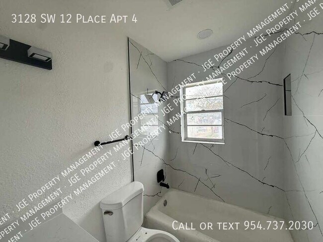 Building Photo - 3128 SW 12th Pl