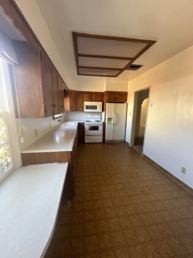 Building Photo - Charming 3 Bedroom, 2 Bath Home with Sunroom!