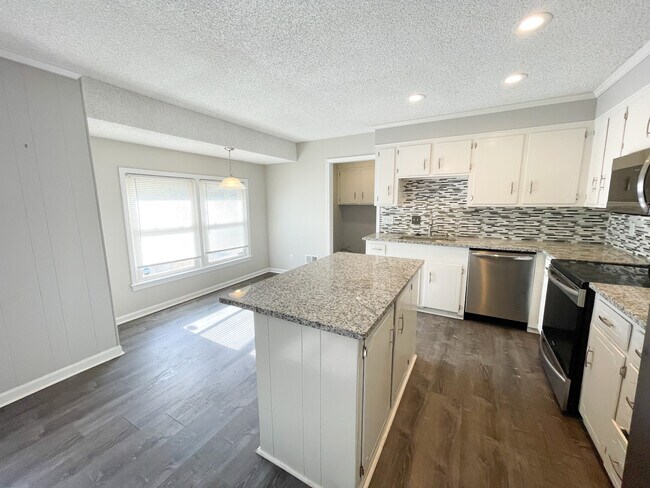 Building Photo - 306 Lloydwood Dr