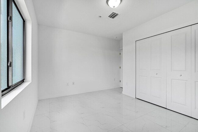 Building Photo - Goulds 4 Bed Triplex