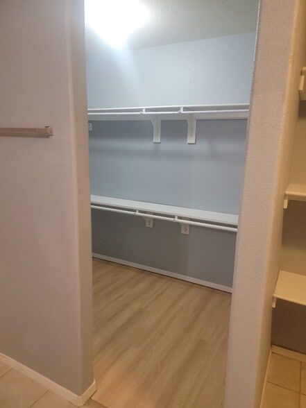 Building Photo - 904 SW Green World St