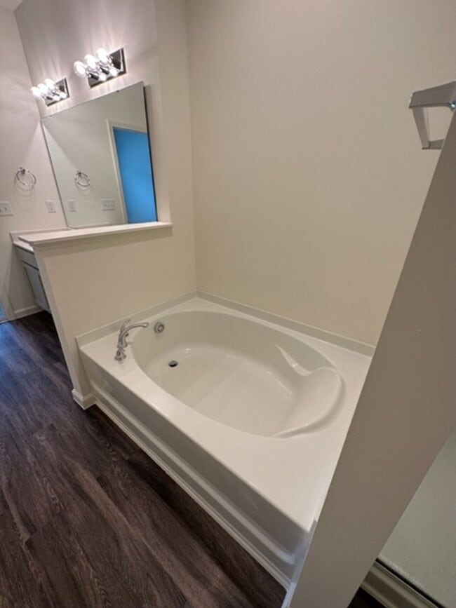 Building Photo - Townhouse / Whitsett