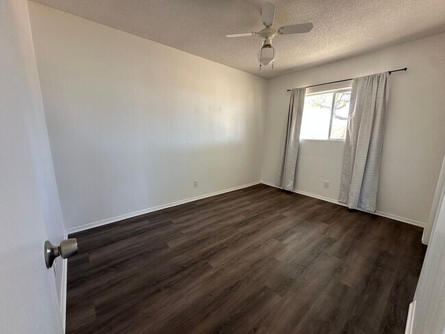 Building Photo - Newly Remodeled 2 bed 1 bath home!