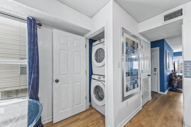 Building Photo - 1472 W Beach Blvd