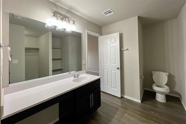 Building Photo - 4301 Driftwood Dr