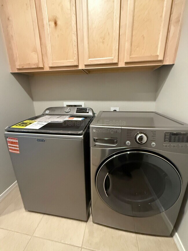 Building Photo - 15170 W Pierce St