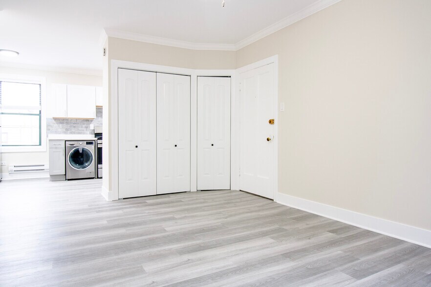 Building Photo - 3845 N Greenview Ave