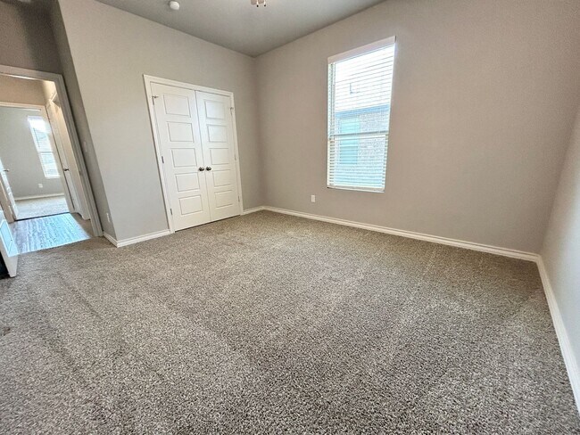 Building Photo - 3Bed/2Bath Available !