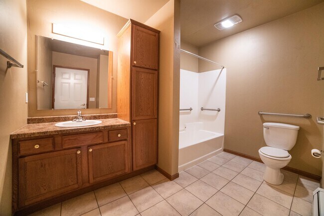 Building Photo - 830 E Elm Dr