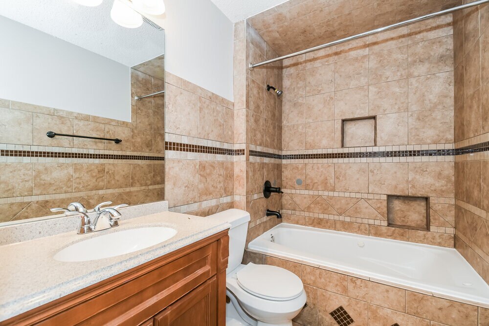 Building Photo - 2025 Hunters Trace Cir