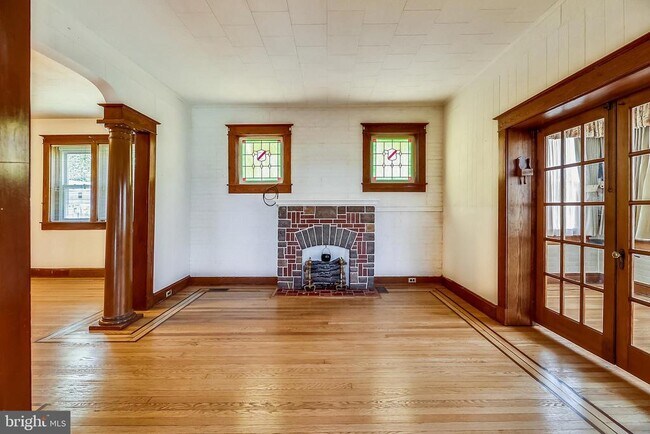 Building Photo - 1321 Maple Ave