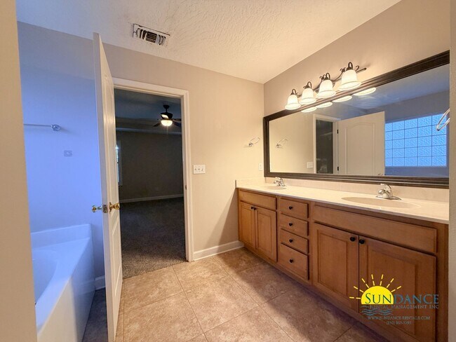 Building Photo - Charming 3-Bedroom Home in Elliott Point, Fort Walton Beach!