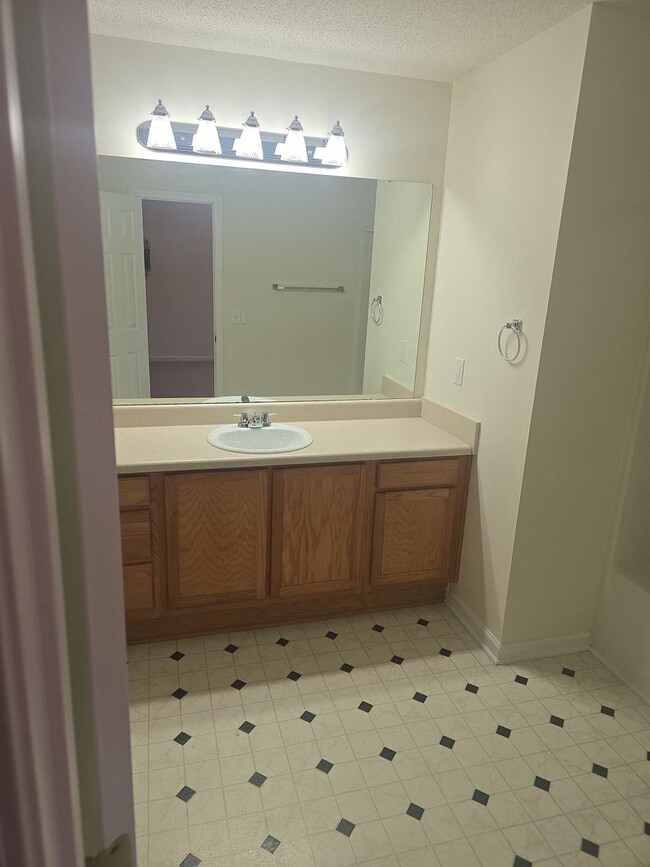 Building Photo - 3 bedroom, 2 bath home in a great area nea...