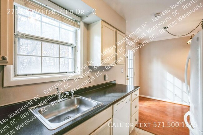 Building Photo - Cozy 2Bd/1Bth condo nestled in the vibrant...