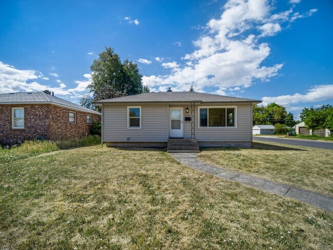 Building Photo - Charming Northwest Spokane Home | Minutes from Audubon Park & Downriver Golf Course