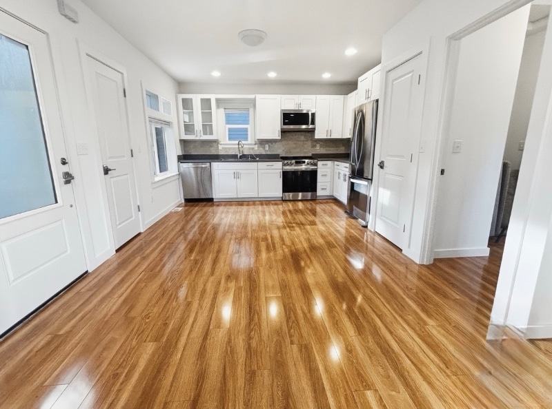 Building Photo - 106 N 140th St