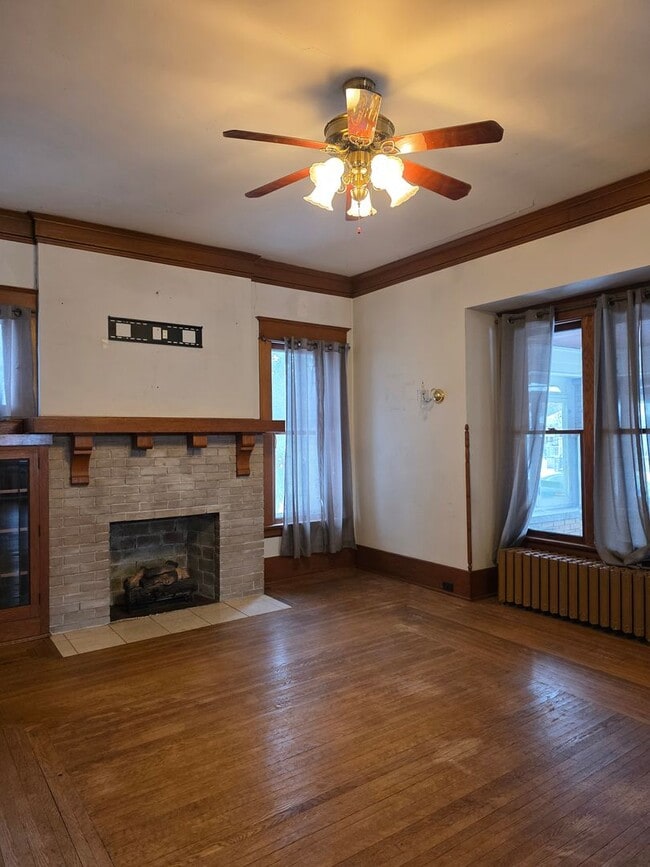 Building Photo - Large Home in Bowling Green