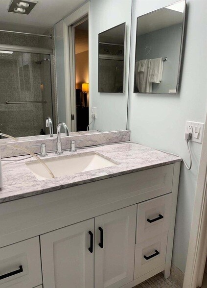 Building Photo - 3150 N Palm Aire Dr