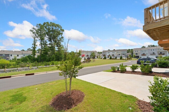 Building Photo - Available Early August! 4 Bed, 3.5 Ba in W...