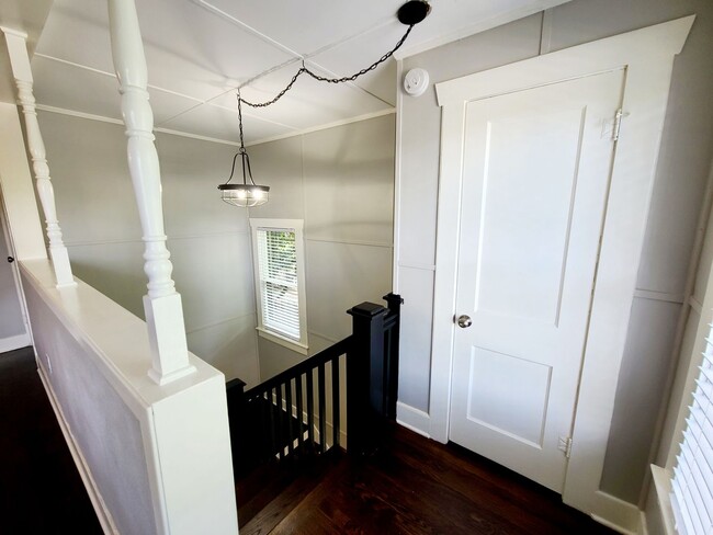 Building Photo - Remodeled 1 Bed, 1 Bath 4-Plex Craftsman A...