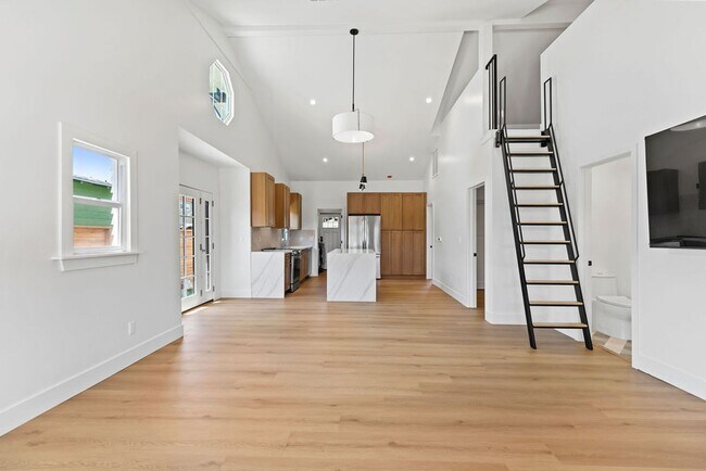 Building Photo - incredible home 3 bedroom, loft