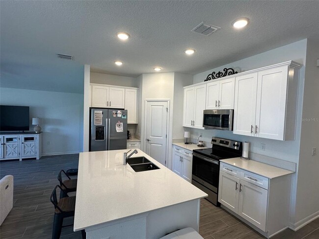 Building Photo - 426 Three Oaks Dr
