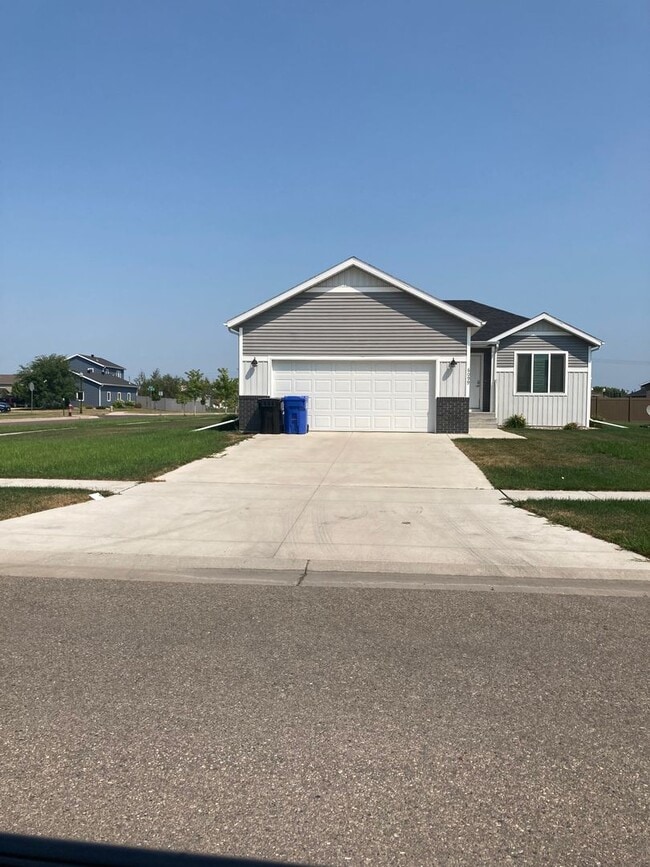 Building Photo - 4 Bed 3 Bath Single Family Home