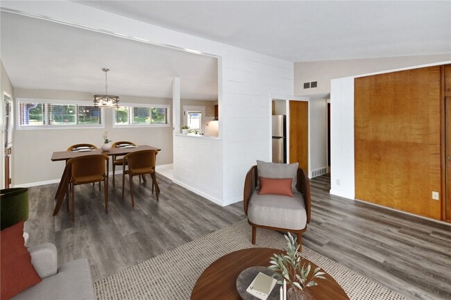 Building Photo - 613 Fieldcrest Dr