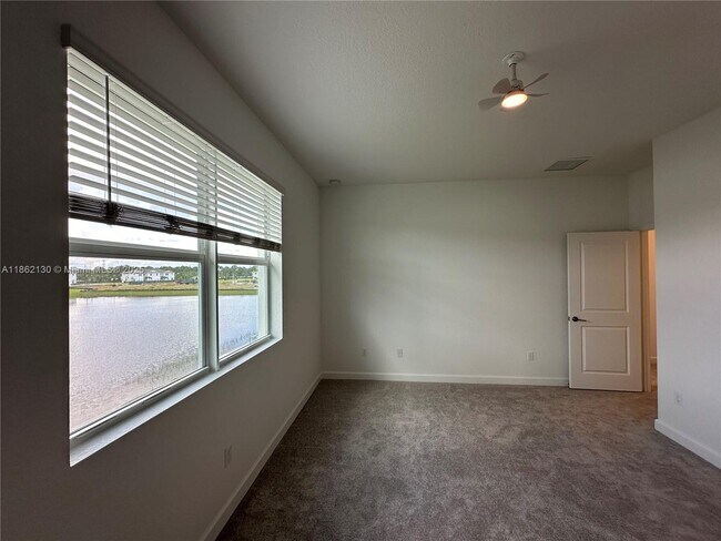 Building Photo - 402 SE Crossoak Ln