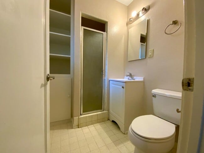 Building Photo - Absolutely ADORABLE/Spacious 2/2 Duplex!  ...