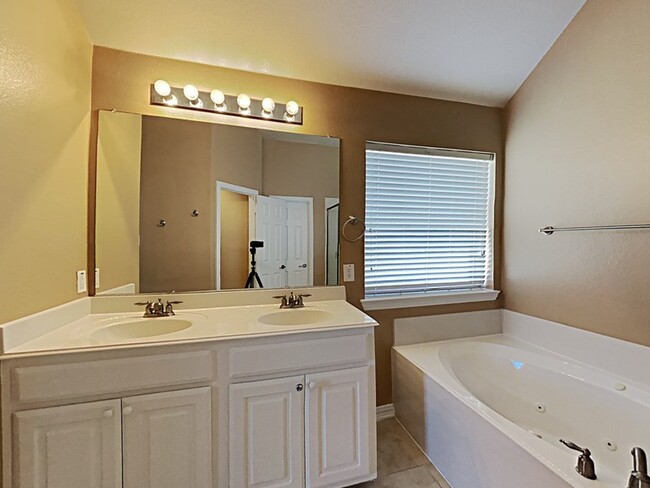 Building Photo - 4613 Lance Leaf Dr