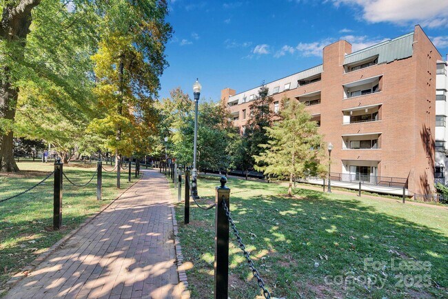 Building Photo - 224 N Poplar St