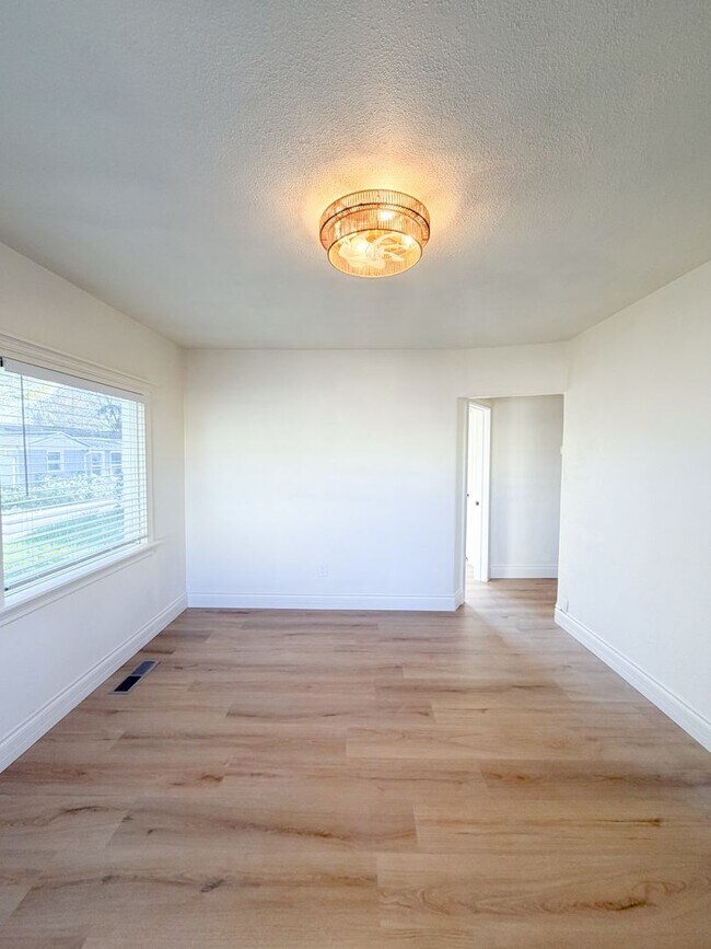 Building Photo - 2 Bedroom West Salem Home