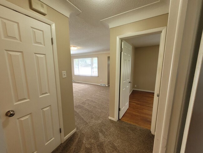 Building Photo - 2 Bedroom, 1 Bathroom Home 5 Minutes from ...