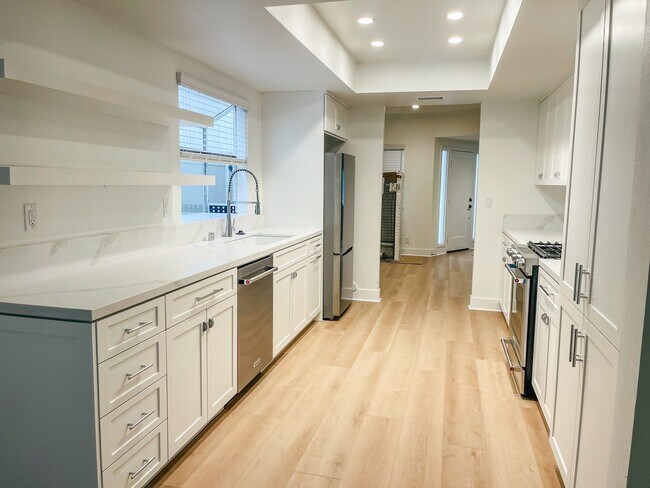 Building Photo - 204 18th St