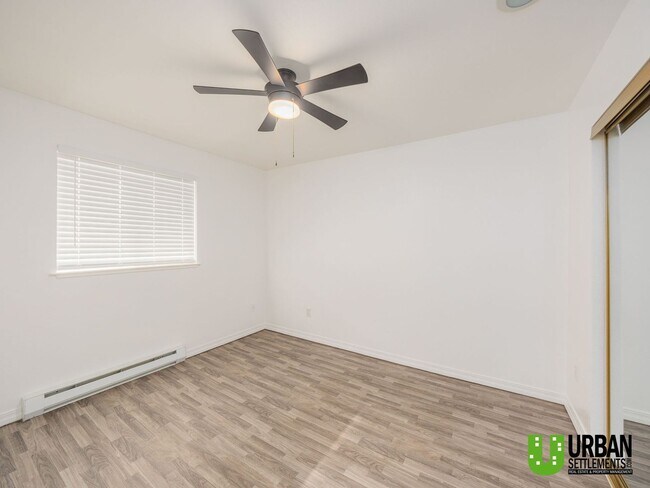 Building Photo - Modern 1 bedroom condo with garage for ren...
