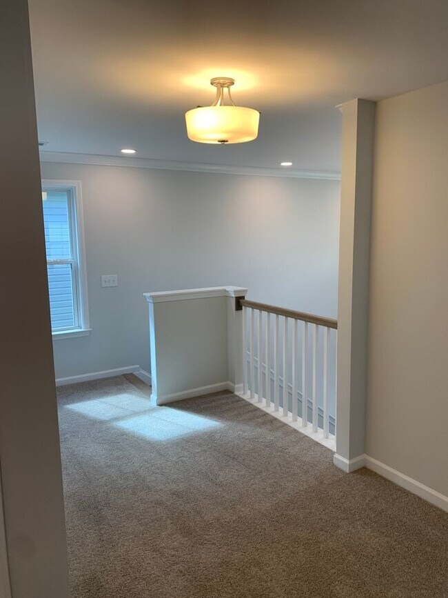 Building Photo - Modern Living in Windsor Hill