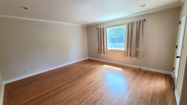 Building Photo - Epic REA - **4 Bedroom, 2.5 Bath - Ranch S...
