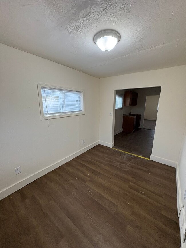 Building Photo - Spacious 4 Bedroom, 1 Bathroom Single Family Home