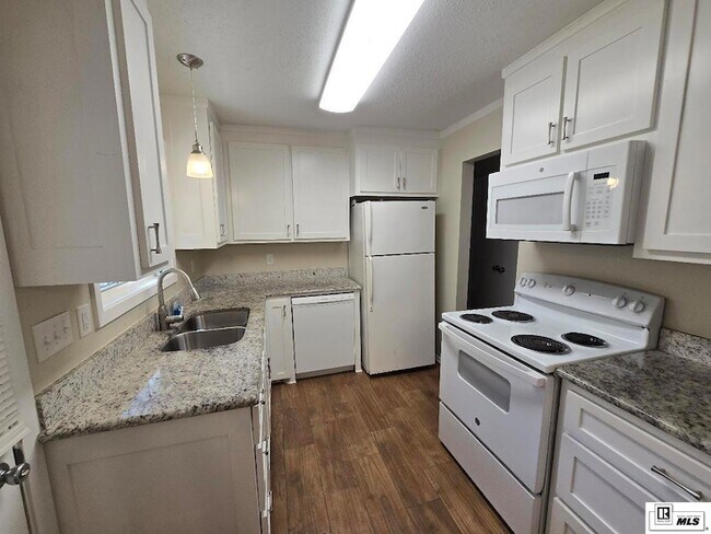 Building Photo - 2306 Debastrop Dr
